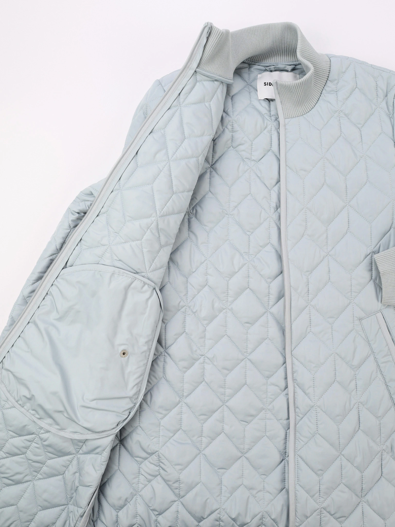 Пальто стеганое голубого цвета прямого кроя